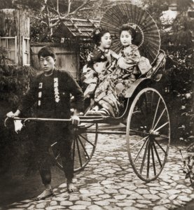 Corredor tirando de dos geishas en un rickshaw en Japón, c.1900